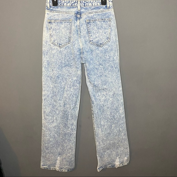 PrettyLittleThings Wide Leg Distressed Denim Acid Wash Jeans - Picture 4 of 8